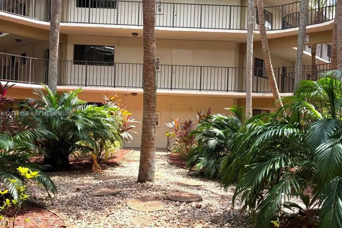 8025 SW 107th Ave #313, Miami: photo 1 of 2