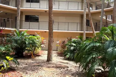 8025 SW 107th Ave #313, Miami: photo 1 of 2