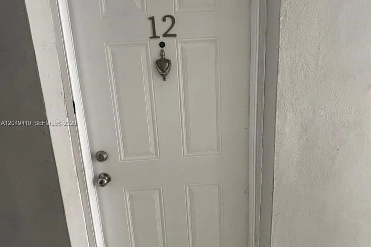 1047 SW 7th St #12, Miami: photo 1 of 9