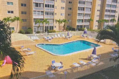 421 NE 14th Ave #302, Hallandale Beach: photo 1 of 26
