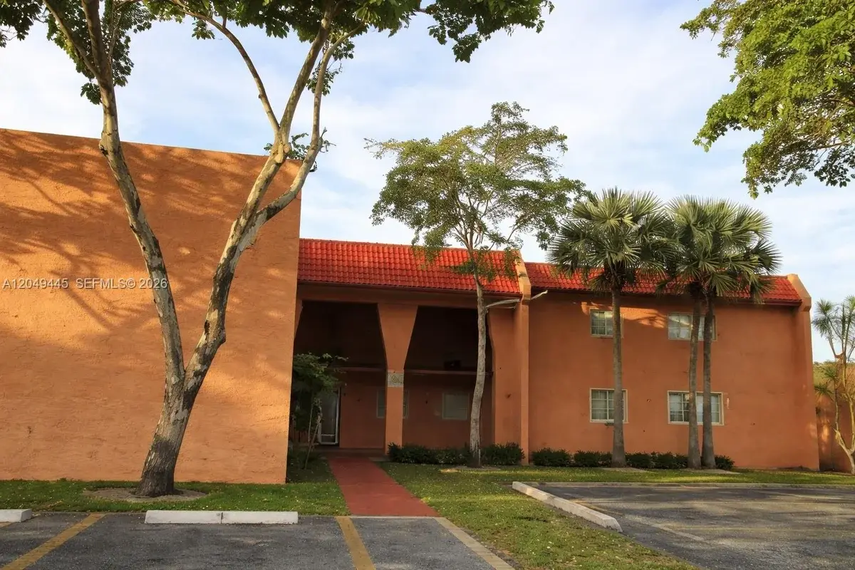 Condo in West Palm Beach: photo 1 of 9