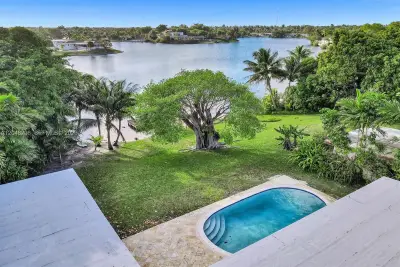 19260 NE 22nd Ave, North Miami Beach: photo 1 of 98