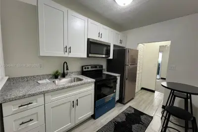 140 NW 13th St #150.5, Miami: photo 1 of 12