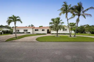 8345 SW 90th St, Miami: photo 1 of 25