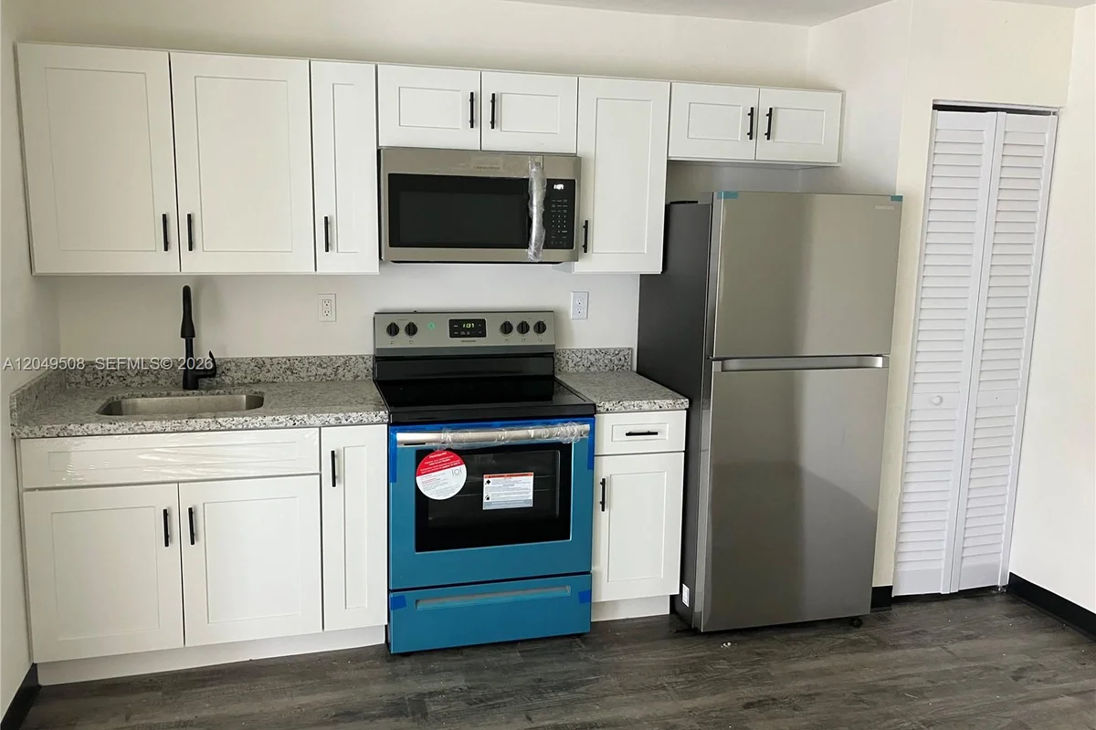 467 NW 8th St #4, Miami: photo 1 of 9