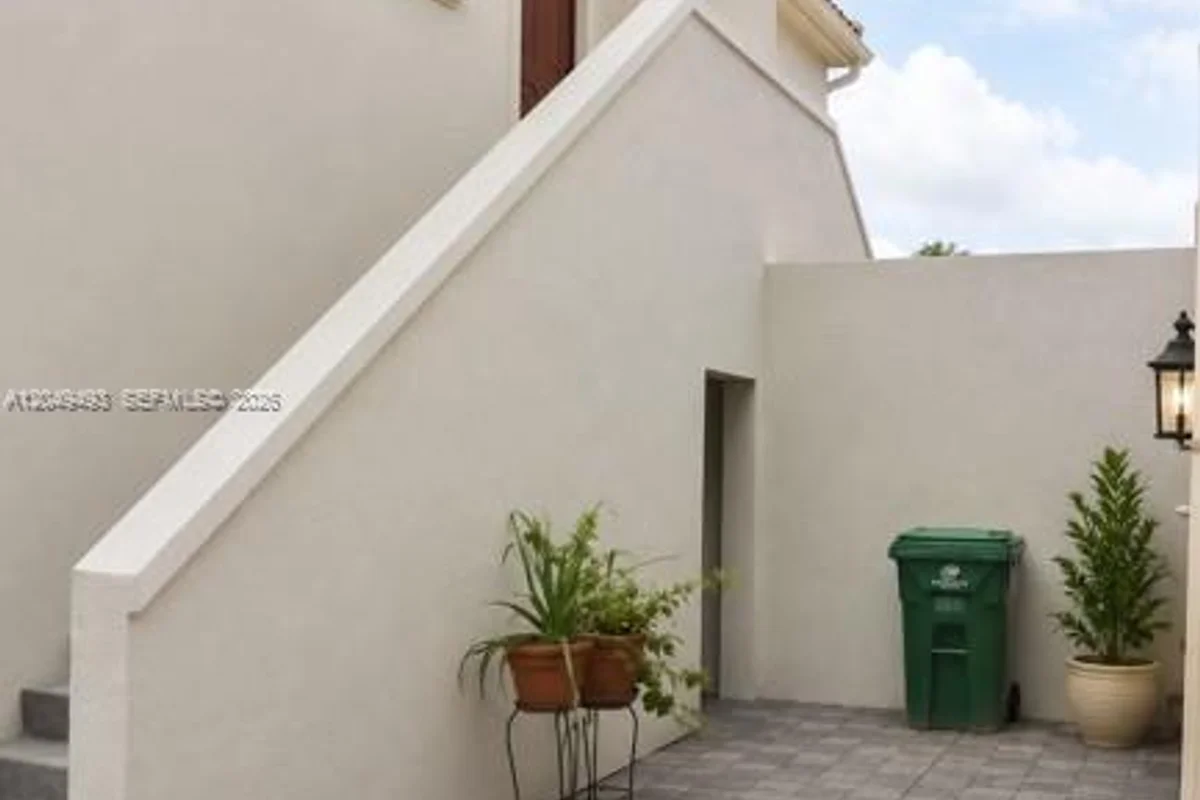 17024 SW 95th Ter, Miami: photo 1 of 5