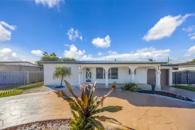 490 W 33rd Pl, Hialeah: photo 1 of 25