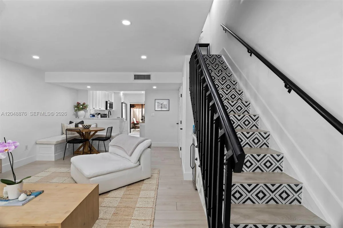 10211 SW 77th Ct, Miami: photo 1 of 2