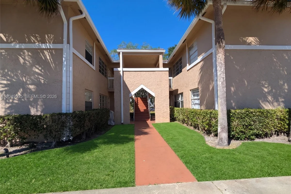 807 Twin Lakes Dr #32-G, Coral Springs: photo 1 of 24