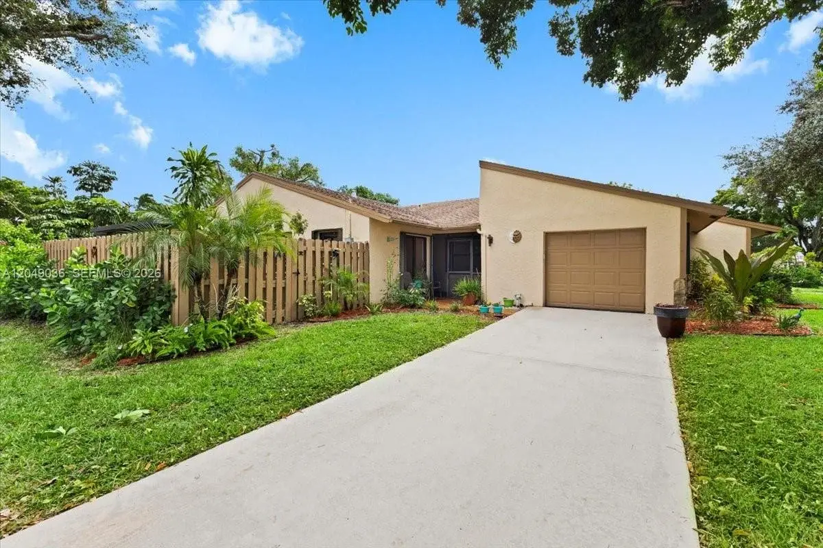901 NW 26th Ave, Delray Beach: photo 1 of 21