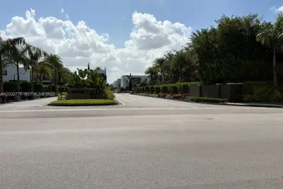 7433 NW 99th Ave, Doral: photo 1 of 29
