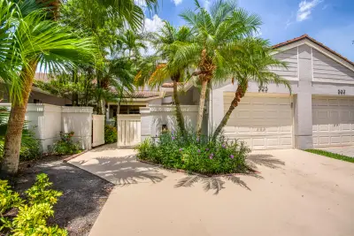 525 Prestwick Cir, Palm Beach Gardens: photo 1 of 32