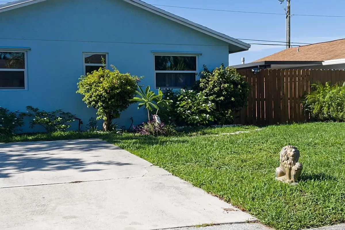 4915 Weymouth St, Lake Worth: photo 1 of 24
