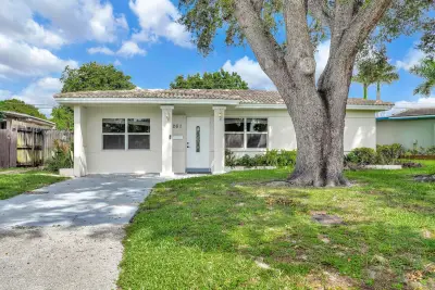 261 NE 45th St, Oakland Park: photo 1 of 55