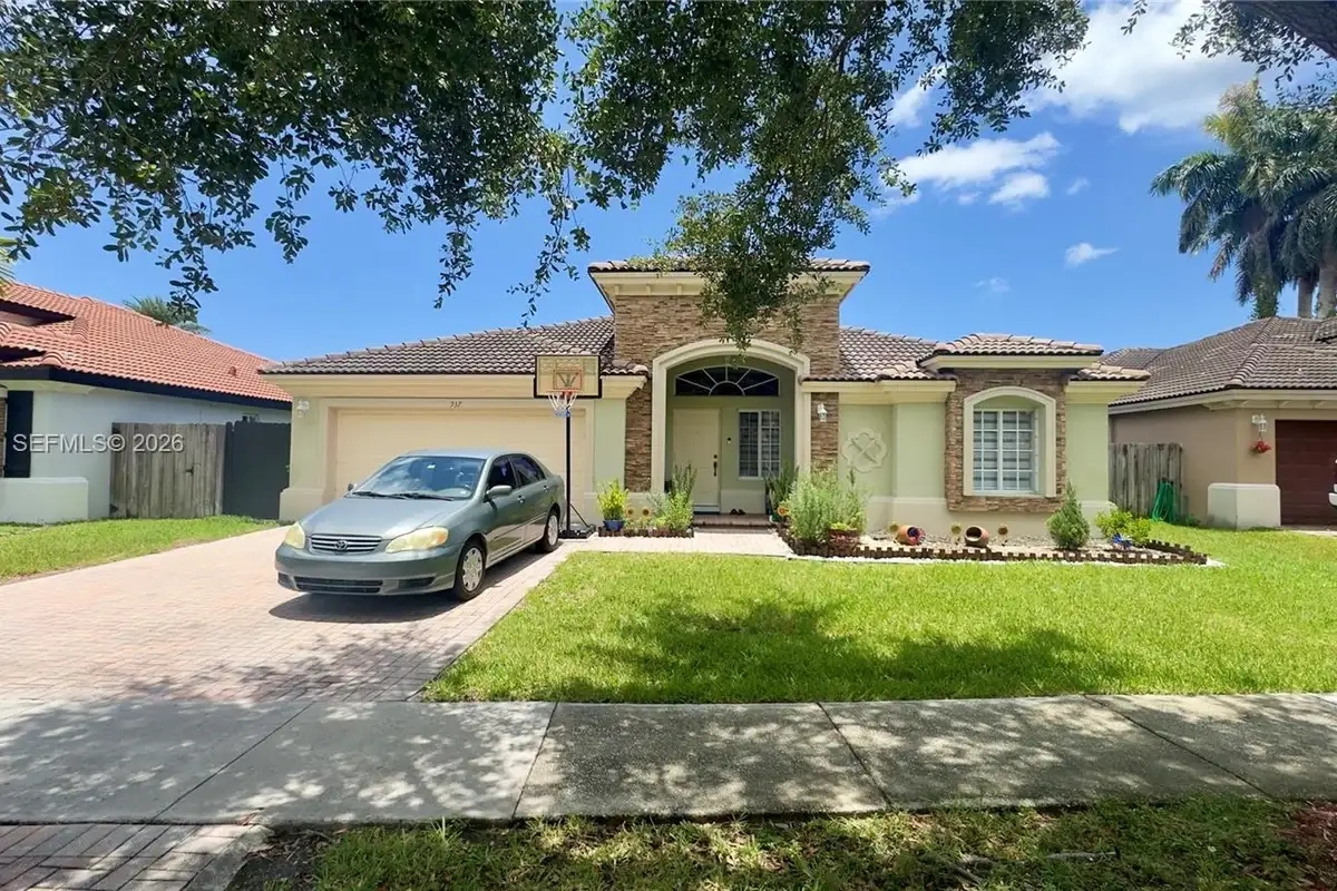 937 NE 35th Ave, Homestead: photo 1 of 40