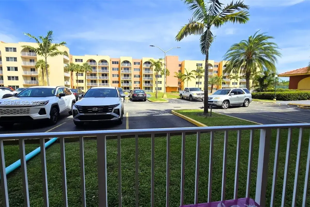 Condo in Hialeah: photo 1 of 13