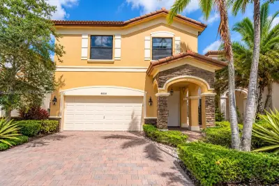 8850 NW 99th Path, Doral: photo 1 of 33