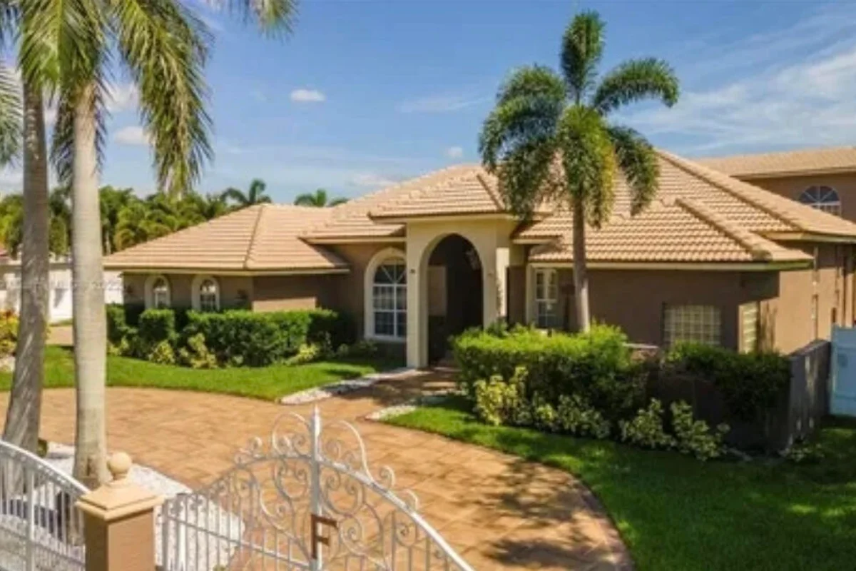 423 NE 3rd St, Pompano Beach: photo 1 of 33
