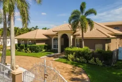 423 NE 3rd St, Pompano Beach: photo 1 of 33