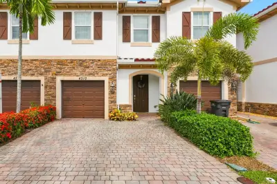 4310 Chalmers Ln, West Palm Beach: photo 1 of 20