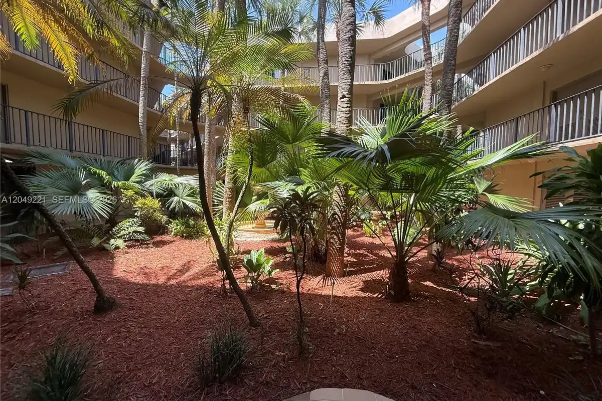 8625 NW 8th St #420, Miami: photo 1 of 31