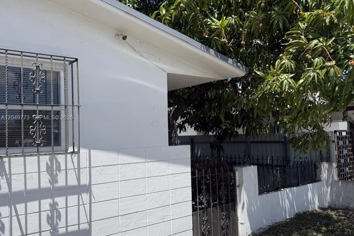 41 E 20th St, Hialeah: photo 1 of 22