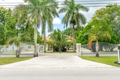 18390 SW 200th St, Miami: photo 1 of 7