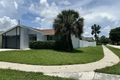 3261 SW 4th St, Deerfield Beach: photo 1 of 23