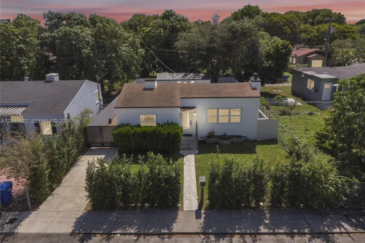 774 NW 49th St, Miami: photo 1 of 26