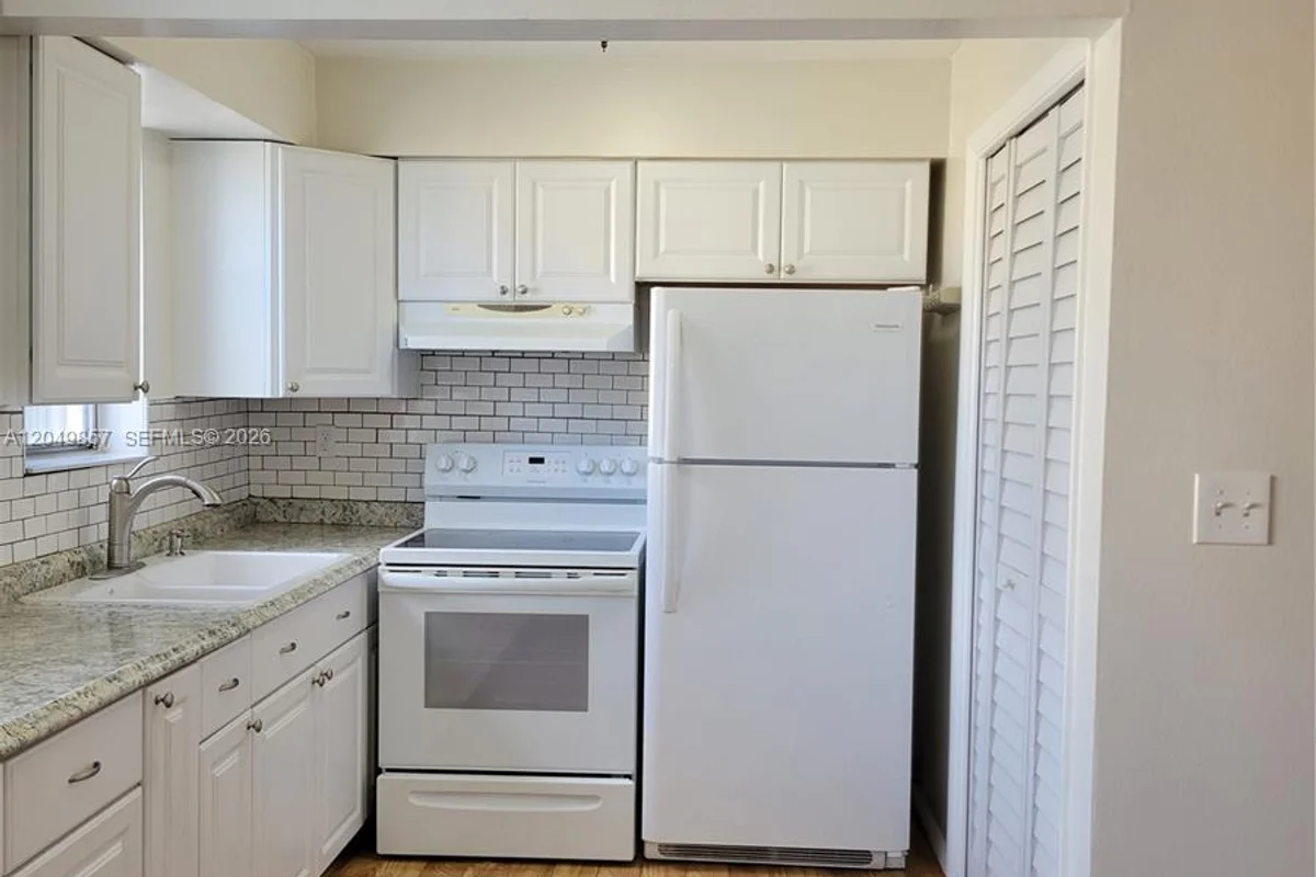 2200 Taylor St #205, Hollywood: photo 1 of 14