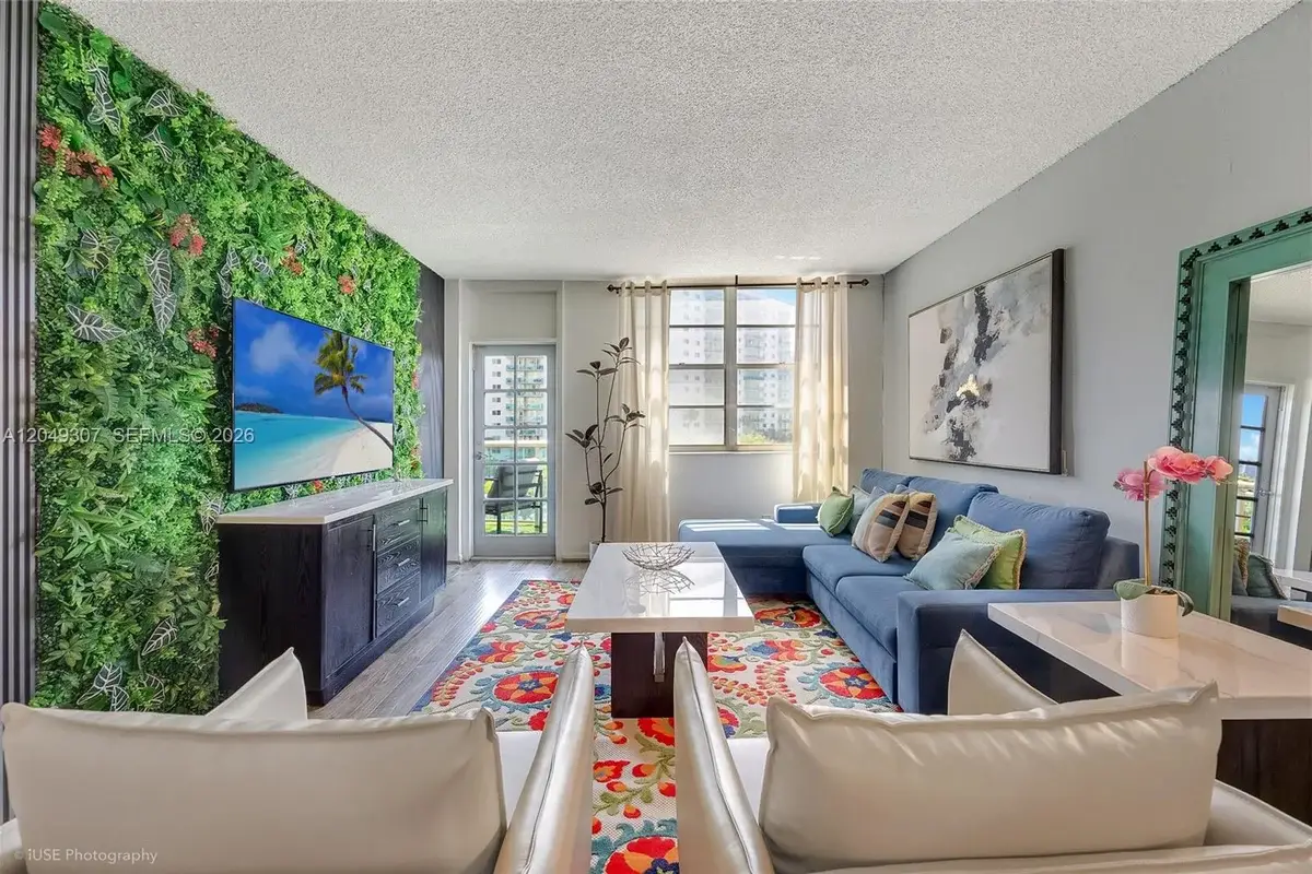 Condo in Sunny Isles Beach: photo 1 of 40