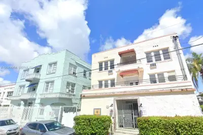 959 SW 5th St #A09, Miami: photo 1 of 5