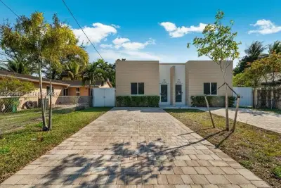 2936 NW 27th St, Miami: photo 1 of 12