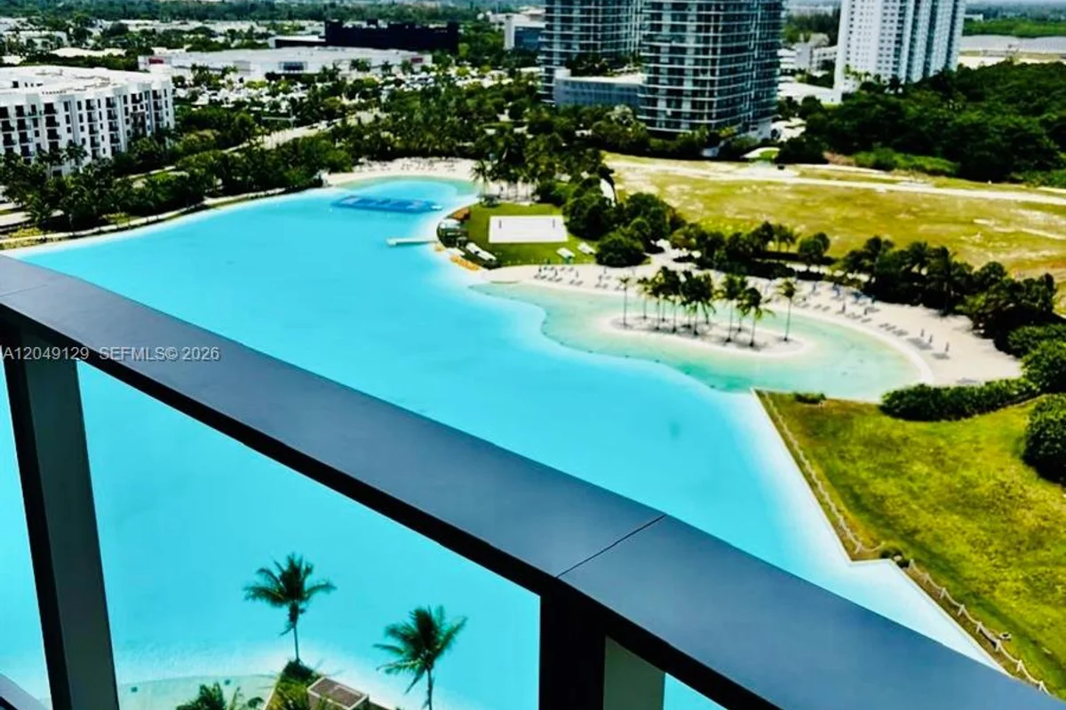 2411 Laguna Cir N #1411, Miami: photo 1 of 43