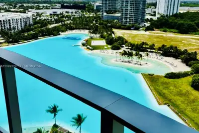 2411 Laguna Cir N #1411, Miami: photo 1 of 43