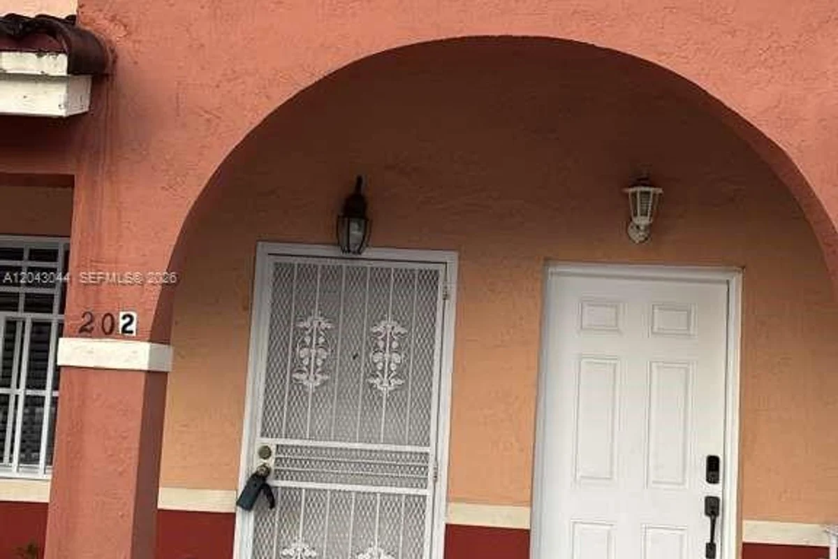 6891 W 36th Ave #202, Hialeah: photo 1 of 8