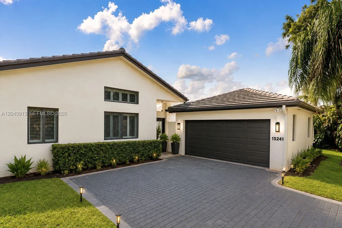 15241 NW 89th Ave, Miami Lakes: photo 1 of 18