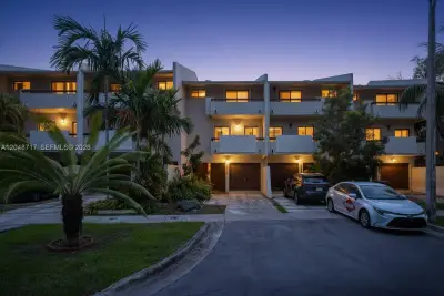 2525 NE 135th St, North Miami: photo 1 of 43