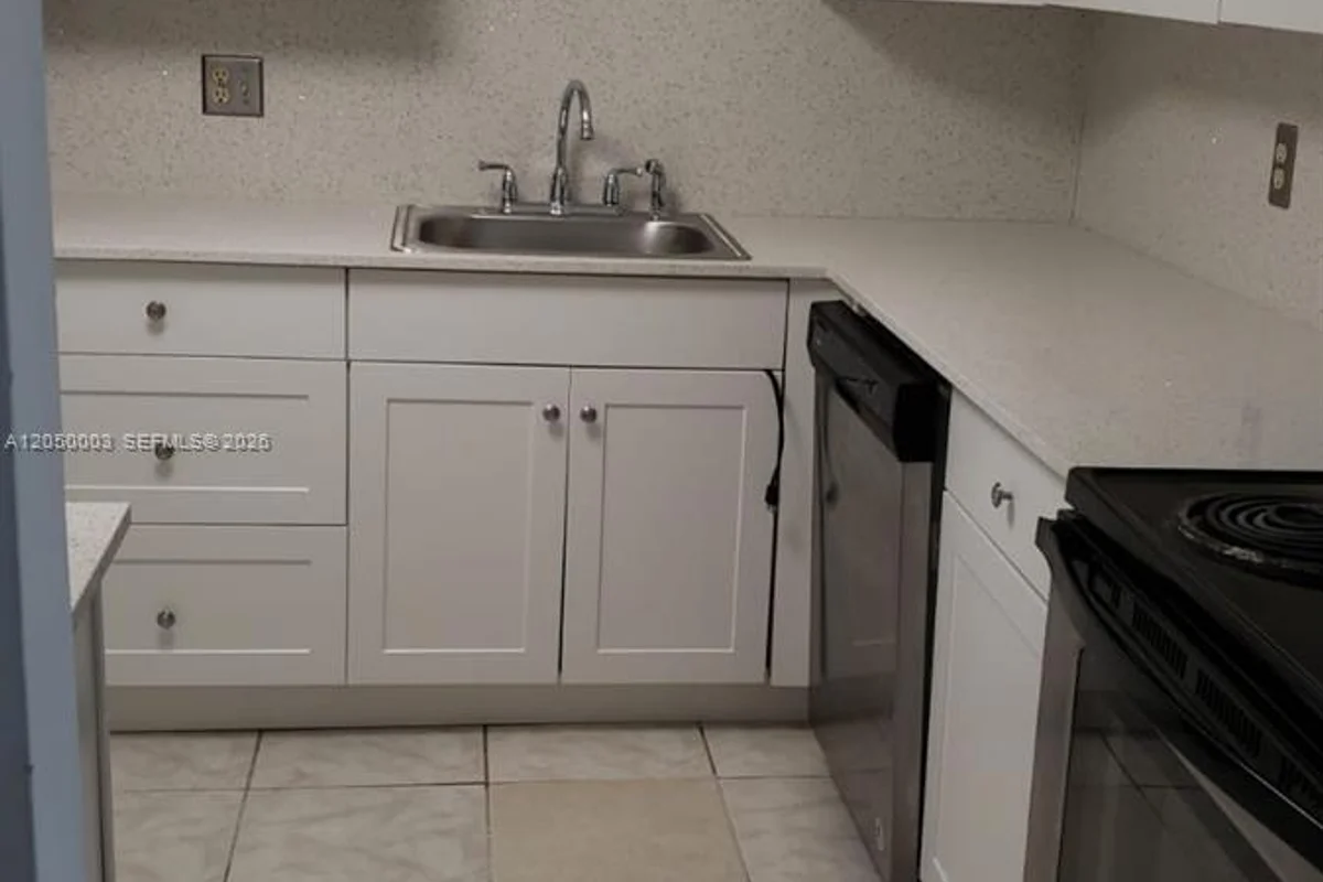 500 Executive Center Dr #4E, West Palm Beach: photo 1 of 22