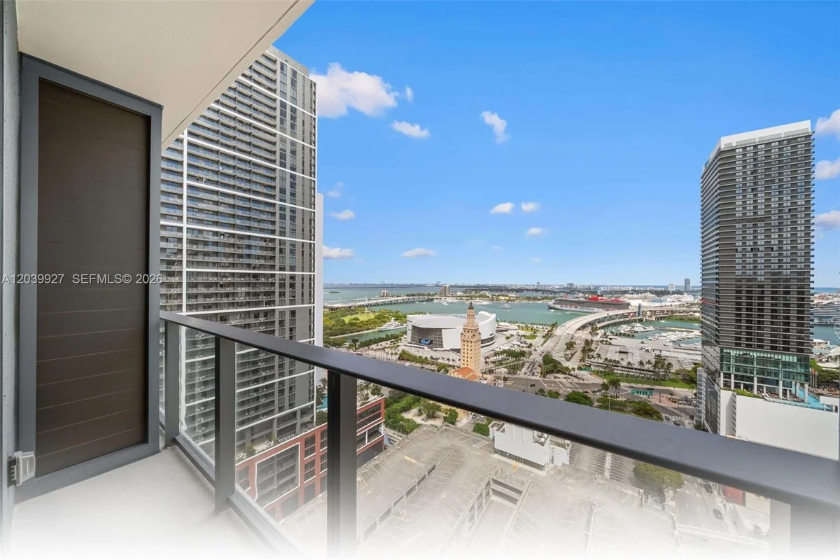 121 NE 5th St #3200, Miami: photo 1 of 19