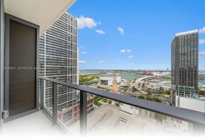 121 NE 5th St #3200, Miami: photo 1 of 19