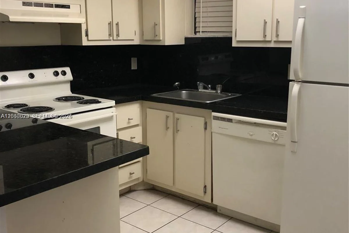 8290 Lake Dr #349, Doral: photo 1 of 4