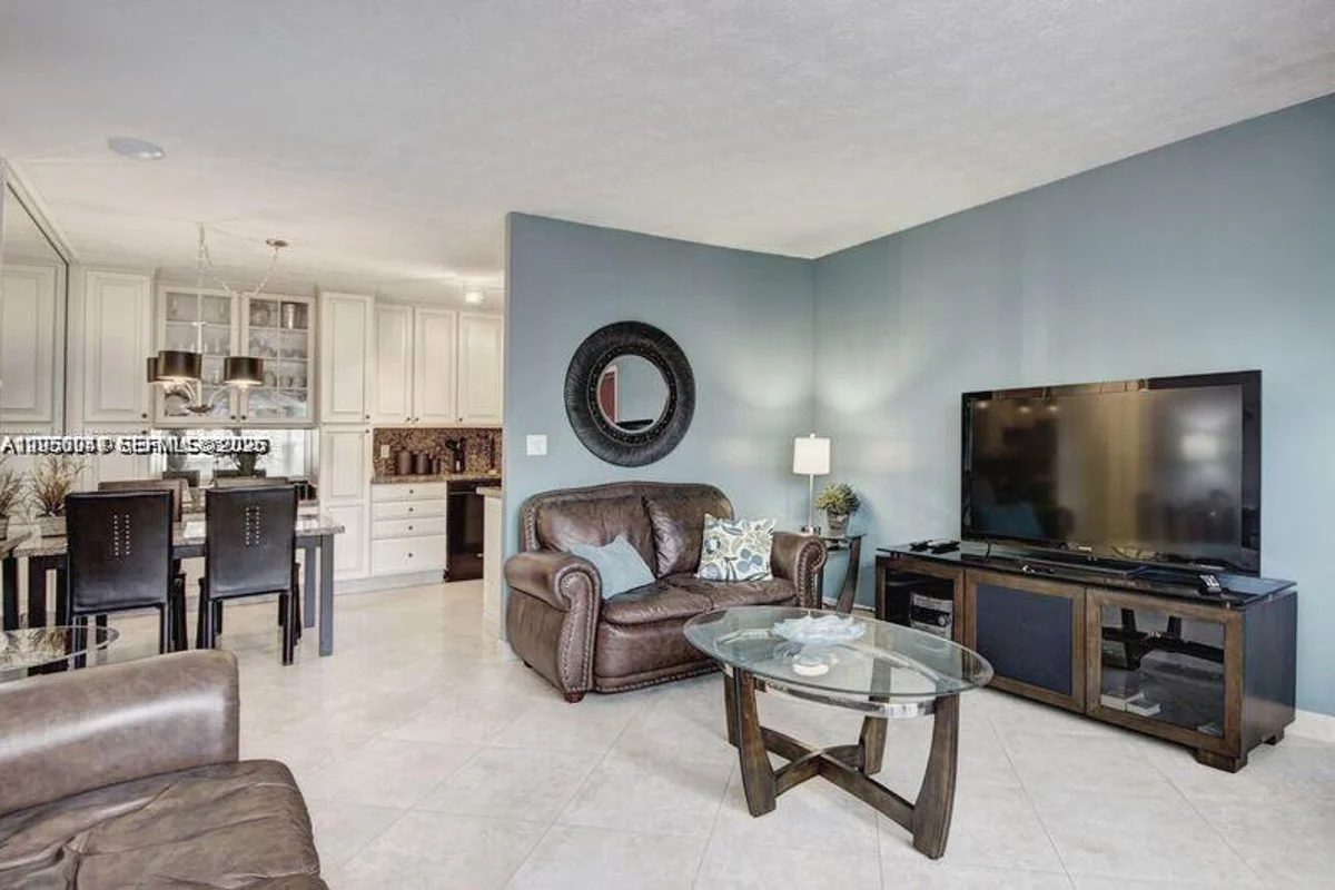 221 SE 9th Ave #112, Pompano Beach: photo 1 of 10