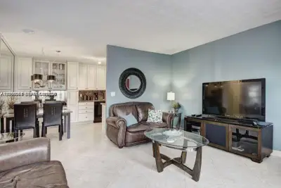 221 SE 9th Ave #112, Pompano Beach: photo 1 of 10