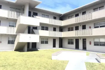 1545 NW 8th Ave #105, Miami: photo 1 of 34