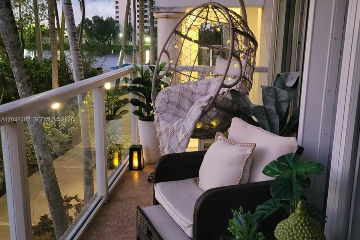 5099 NW 7th St #205, Miami: photo 1 of 7