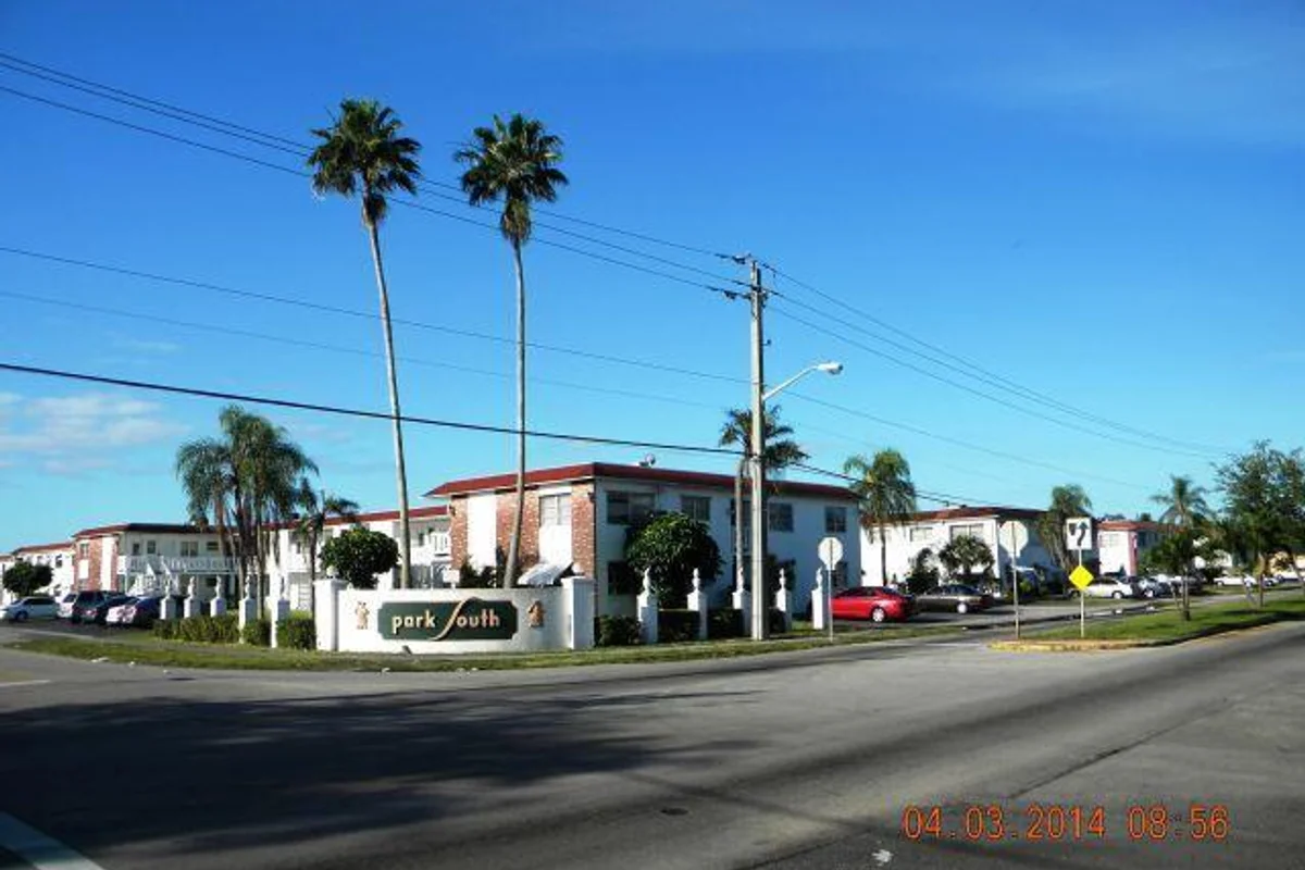 1300 NW 43rd Ter #201, Lauderhill: photo 1 of 9