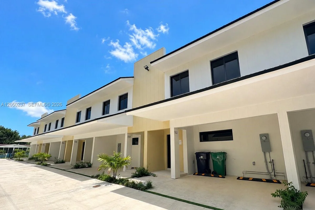 552 NW 7th St #6, Florida City: photo 1 of 24