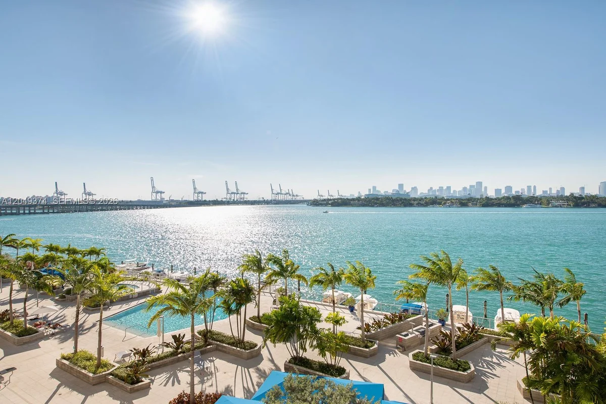 800 W Ave #631, Miami Beach: photo 1 of 14