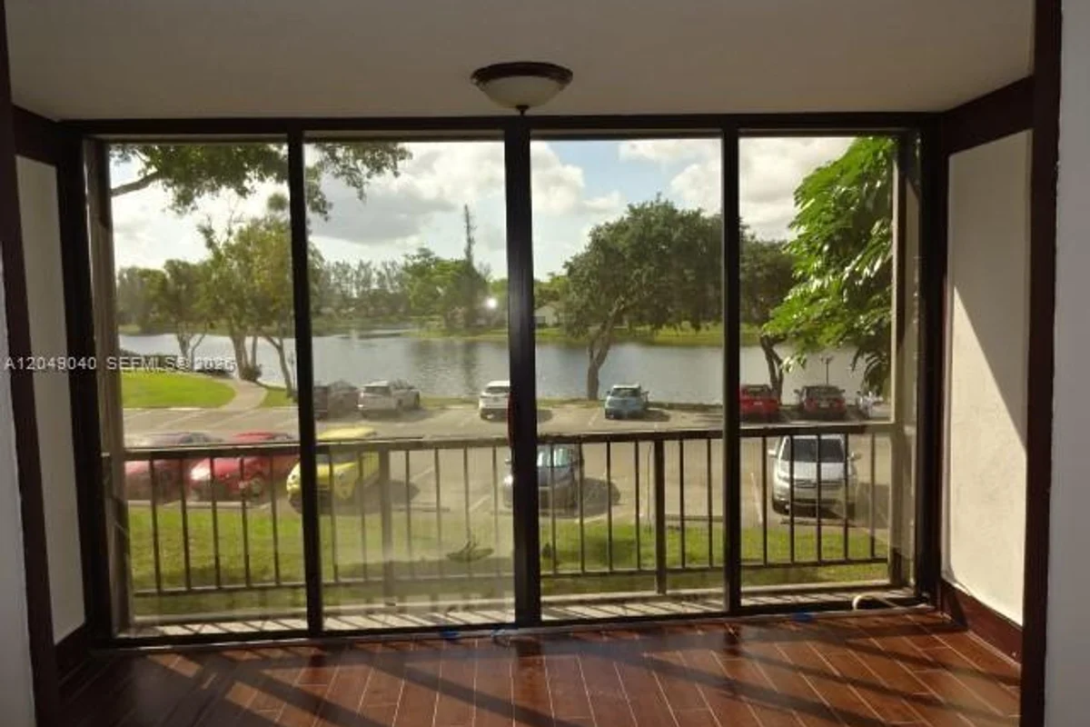 3690 Inverrary Dr #2Q, Lauderhill: photo 1 of 31
